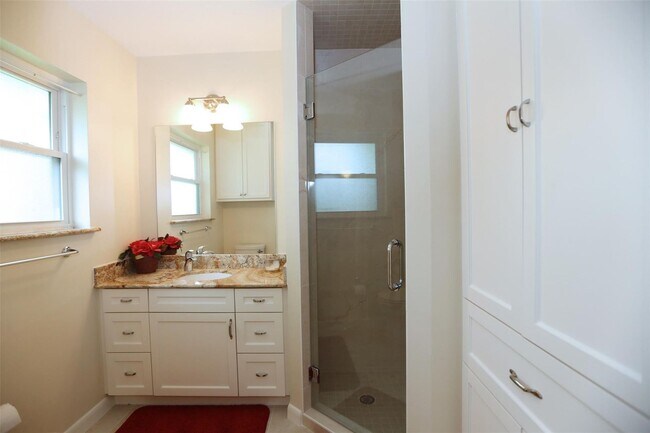 Building Photo - Wonderful mid century one story home, rece...