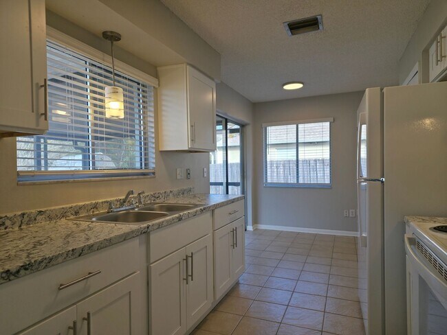 Building Photo - Freshly Updated 2/1 House with Garage in Deltona!