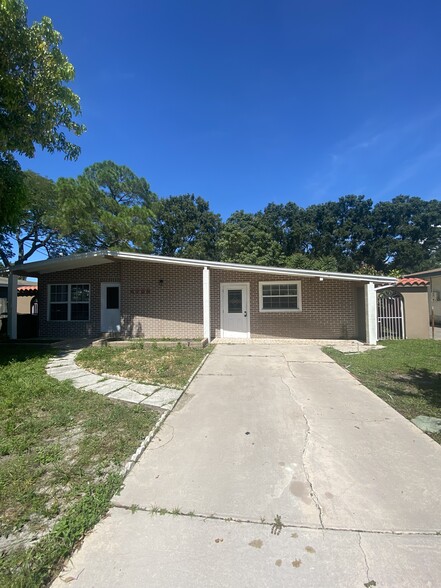 Primary Photo - 4723 W Iowa Ave