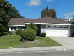 Building Photo - WONDERFUL SINGLE STORY HOUSE WITH LARGE YARD, GREAT LOCATION!
