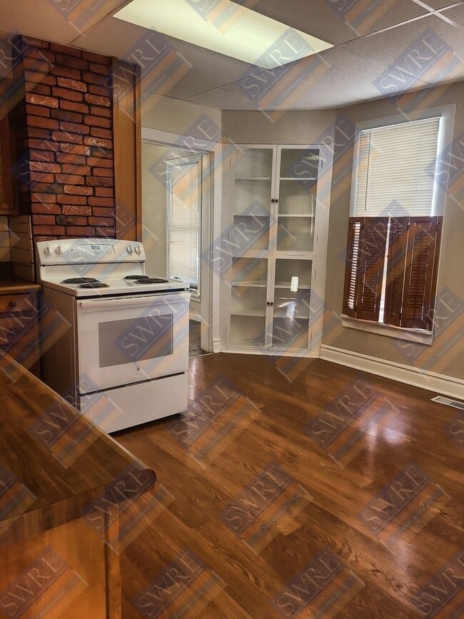 Building Photo - 215 Thomas-