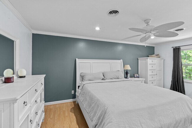 Building Photo - 327 Plantation Dr