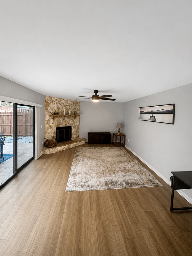 Building Photo - Spacious & Beautifully Updated Townhome in a Prime Location!