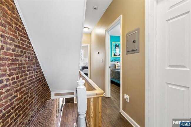 Building Photo - 1054-1056 Hunterdon Street Unit Leftside