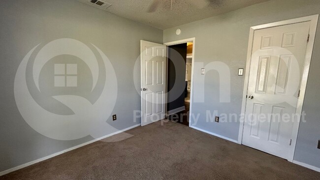 Building Photo - 4904 Brookhollow Dr