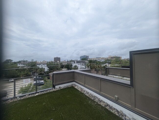 Building Photo - 3 BD / 3 BA Newer Row Home for Lease in Ha...