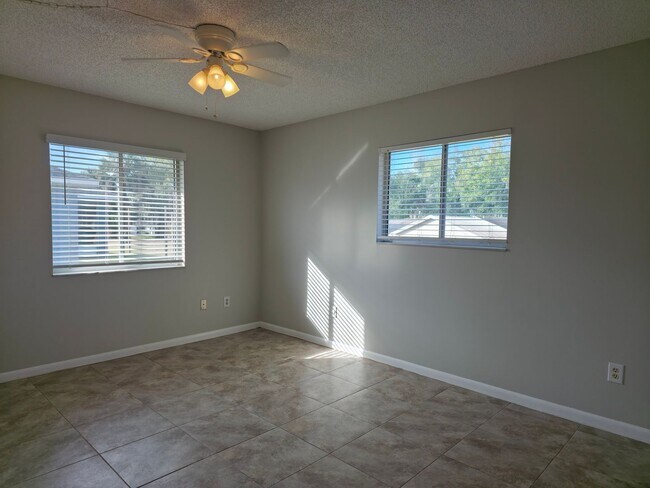 Building Photo - Freshly Updated 2/1 House with Garage in Deltona!