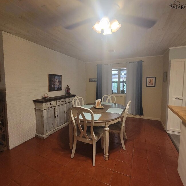 Building Photo - 2415 Martin St