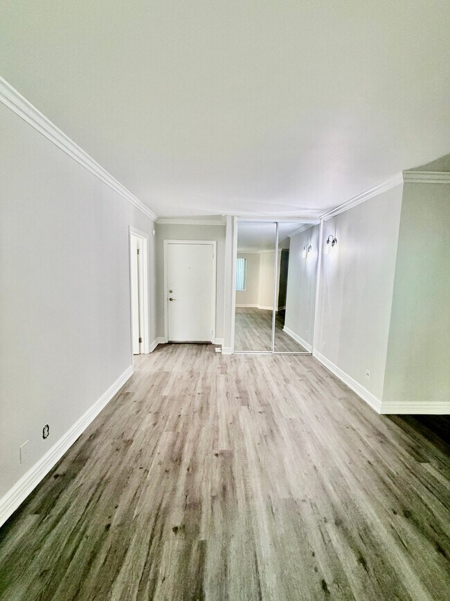 Building Photo - 1595 E Chevy Chase Dr