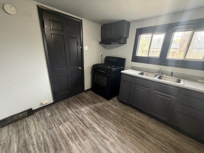 Building Photo - 609 Martin-