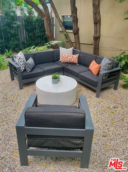 Building Photo - 805 N W Knoll Dr