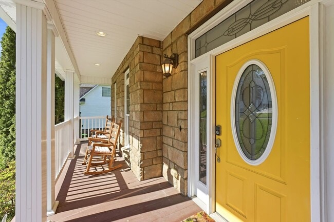 Building Photo - Stunning 4BR Home in Cascade Falls – Modern Upgrades & EV Ready!