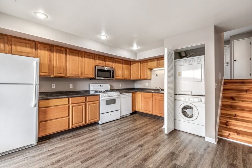 Spacious eat-in kitchen - 1327 Fair Ave