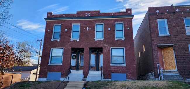 Primary Photo - 4216-4216 Dewey Ave