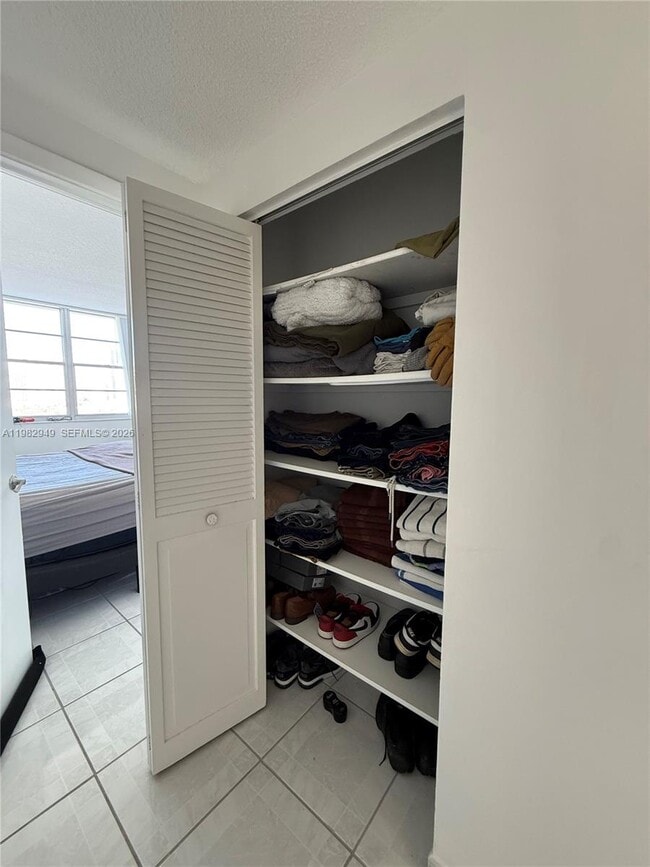 Building Photo - 500 Bayview Dr