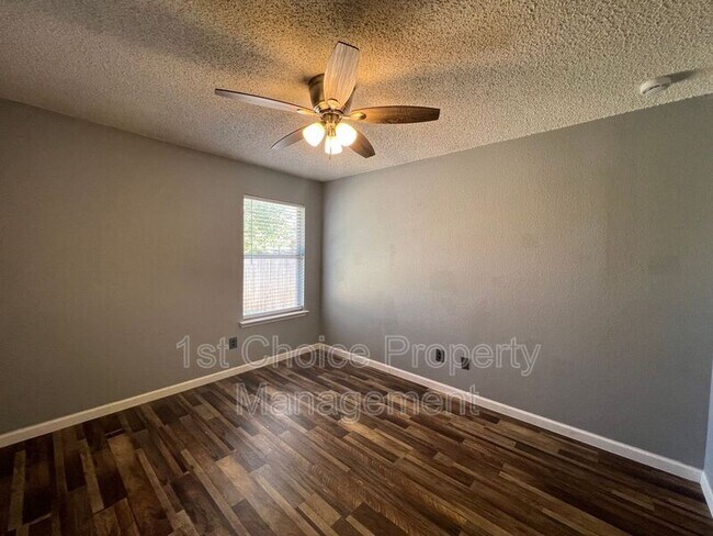 Building Photo - 7904 Fox Chase Dr