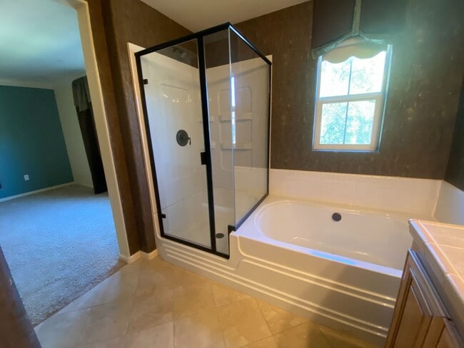Building Photo - Spacious 2BD Condo with Loft & 2-Car Garage Near Intel and Willow Hill Park