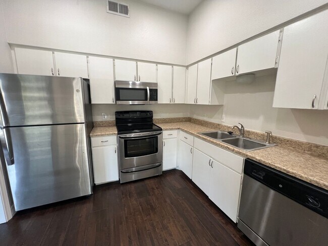 Building Photo - 10432 High Hollows Dr