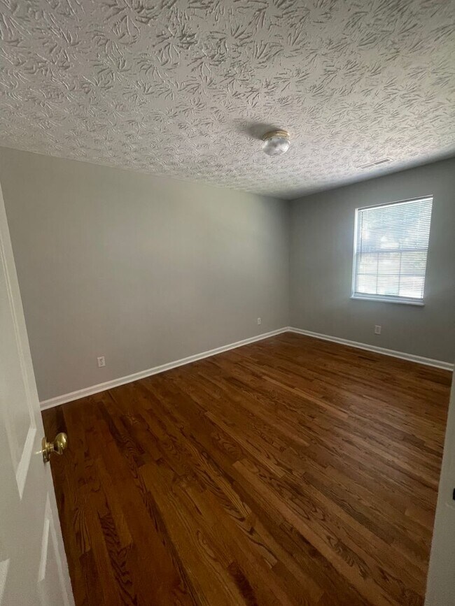 Building Photo - 3 bed, 2 bath, 2 car garage home w/ finished basement/bonus room in West Knox