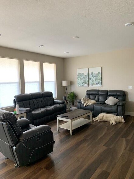 Building Photo - 2102 Summerlin Ln