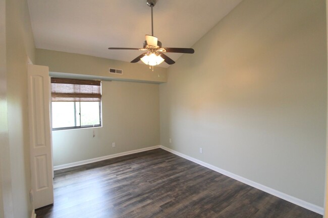 Building Photo - Remodeled Condo with amazing Mountain View...
