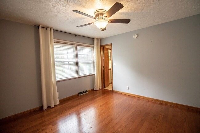 Building Photo - AVAILABLE AUGUST 15TH, 2026 - CHARMING 4 B...