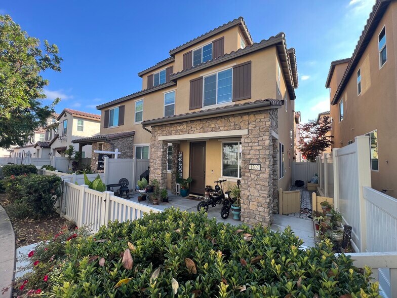 Building Photo - 1707 Frangipani Ave