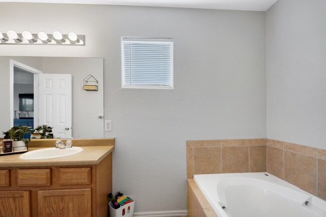 Building Photo - 2205 Meadowlark Ln