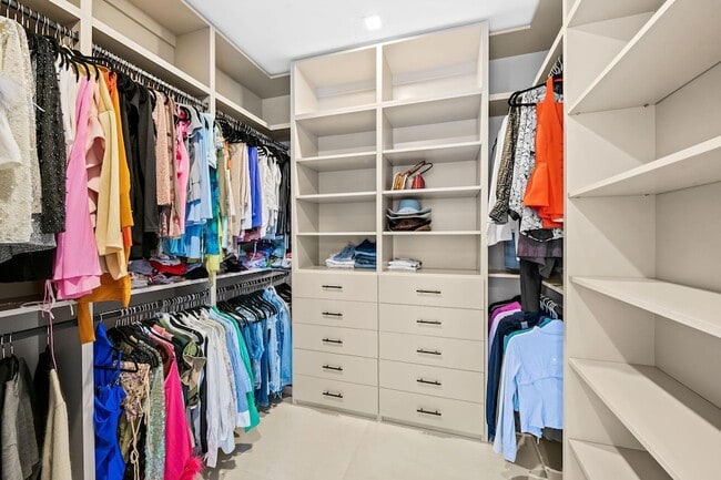 Building Photo - 2324 SW 26th St