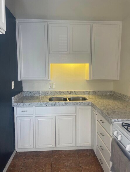 Building Photo - 4068 Oakcrest Dr