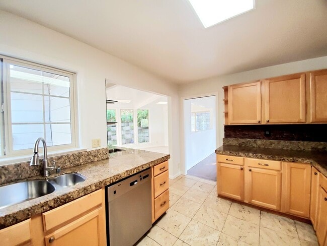 Building Photo - Hillsborough home with Bay views