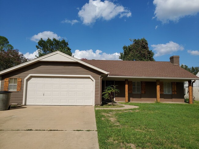 Building Photo - Bryan - 3 Bedroom 2 Bath Home with garage ...