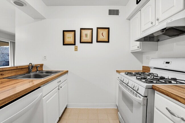 Building Photo - 150 Fountainview Ln