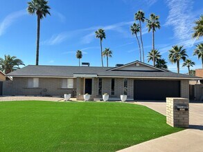 Building Photo - Stunning Remodel, 2 Bed 2 Bath Home with Pool Service!