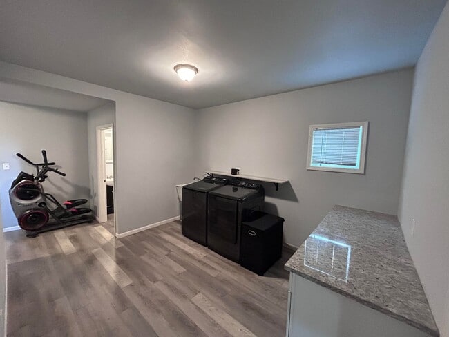 Building Photo - 2757 Dekalb St