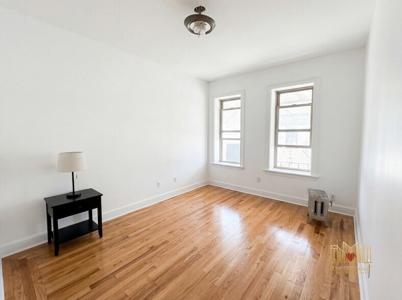 Building Photo - 207 E 96th St