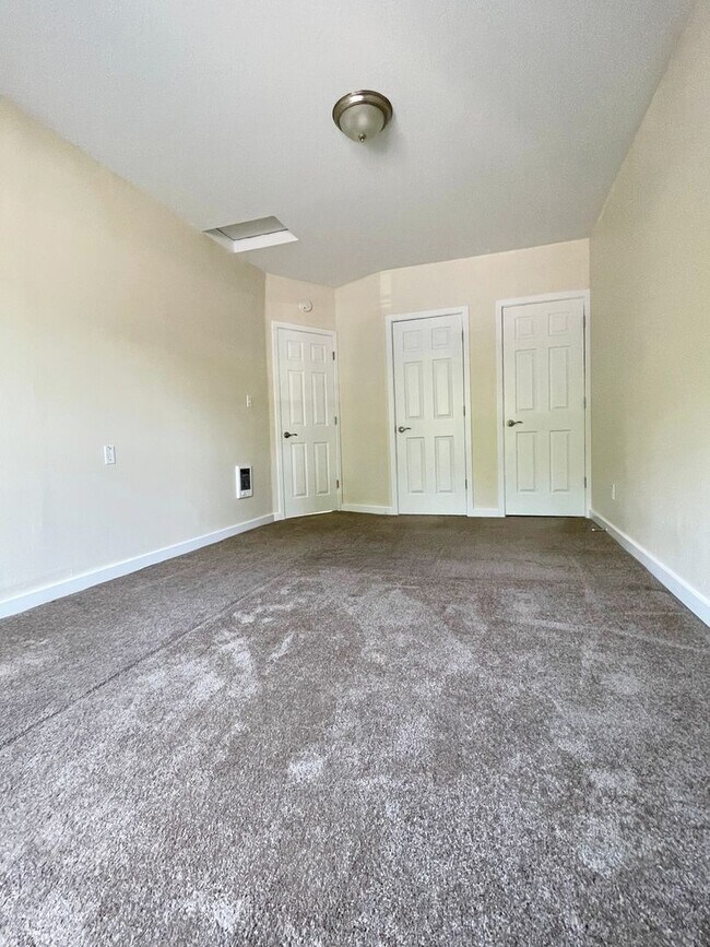 Building Photo - Quiet and Cozy Two Bed in SW Portland 5 plex~ Open Floor Plan~ Great Shared Outdoor Space~ Off St...