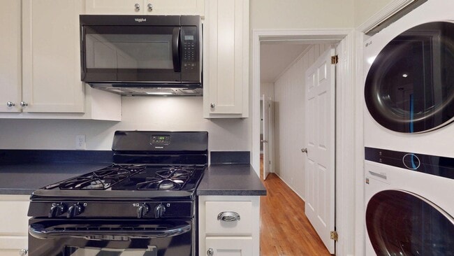 Building Photo - Super Cute Cottage 1 mile from Toomers Corner