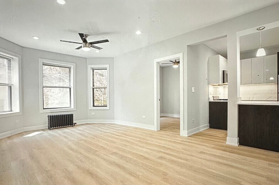 Primary Photo - 7503 N Eastlake Ter