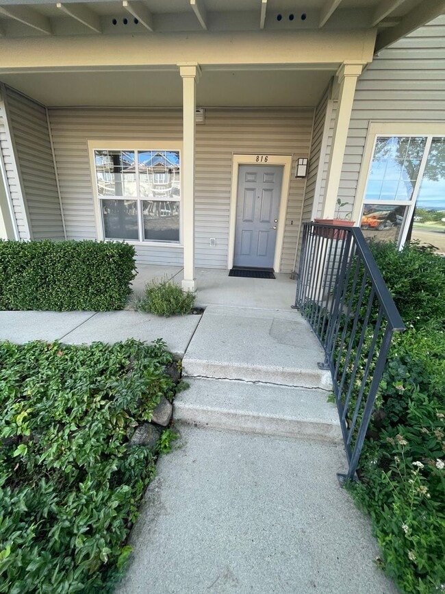 Building Photo - Two Bedroom Condo in the Exclusive Mountain Meadows Community!