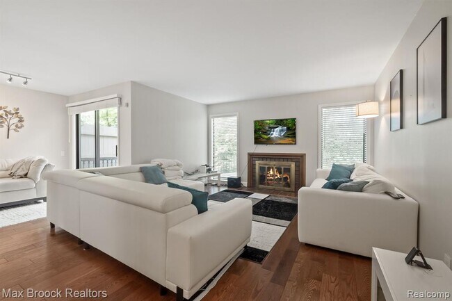 Building Photo - 1125 Meadowglen Ct