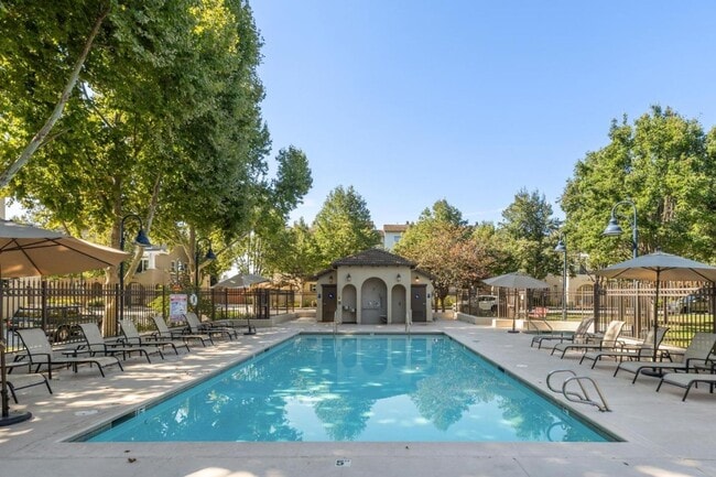 Building Photo - SPACIOUS 3 BEDROOM, 3.5 BATHROOM TOWNHOUSE IN AN EXCELLENT LOCATION. GARAGE. LAUNDRY. BALCONY. A ...