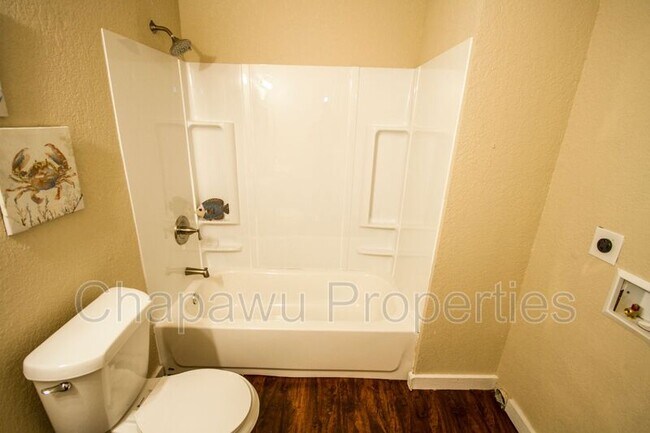 Building Photo - 932 Poinsettia St