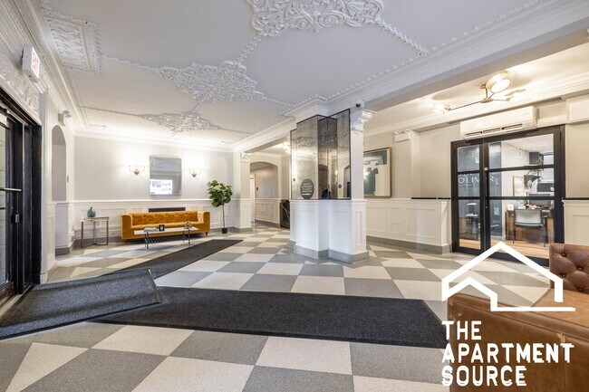 Building Photo - 1140 N La Salle Dr