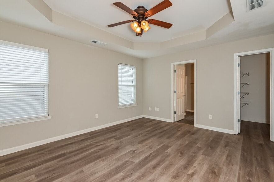 Building Photo - 505 Walnut Woods Dr