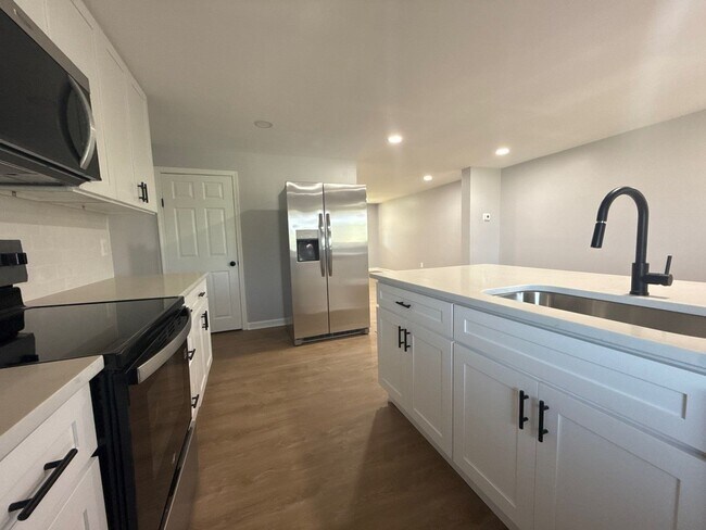 Building Photo - Three Bedroom House in Dundalk