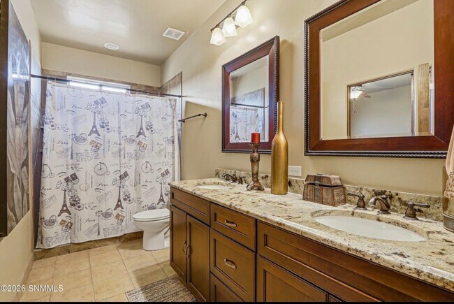 Building Photo - 810 Banna Ct