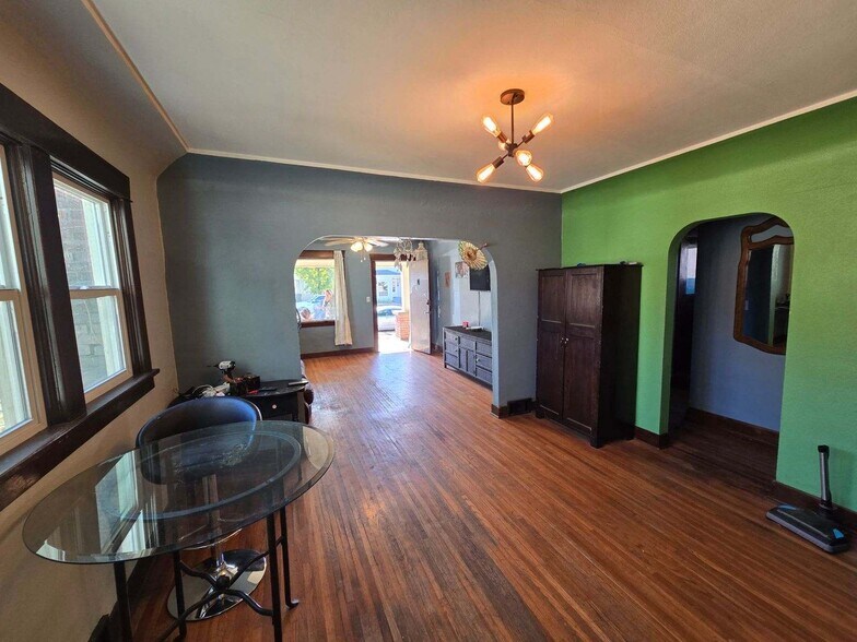Lots of windows and natural light. - 420 W Shannon Ave