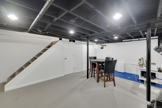 Building Photo - 27 Willowbrook Pl