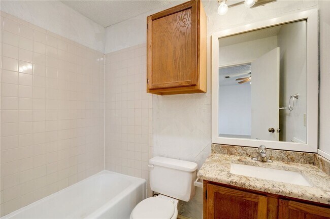 Building Photo - 6102 Parkwood Dr
